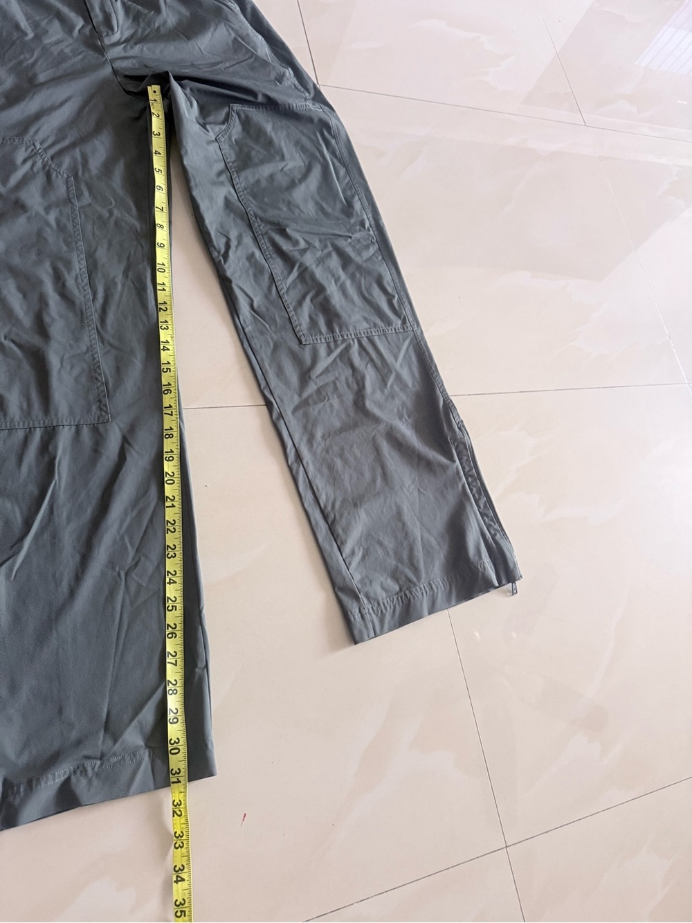ALO Yoga Men's and Women Gray Cargo Pants with Ankle Zippers - Picture 10 of 12